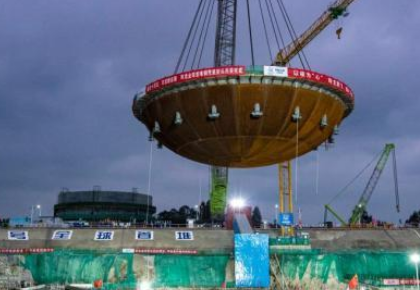 玲龍一號塔吊司機佩戴速差防墜器完成封頭吊裝工作