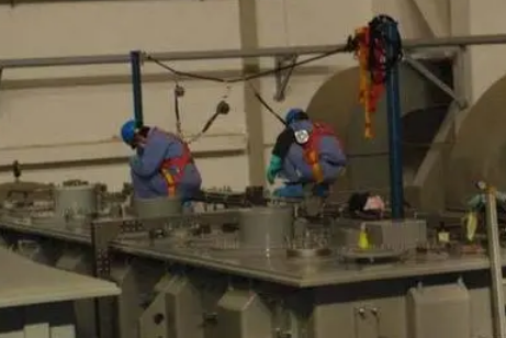 檢修大型變電站時如何使用速差自控防墜器