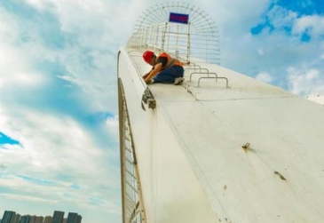 杭州九堡大橋照明改造工程施工人員佩戴速差防墜器安裝燈具