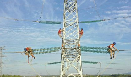 重慶電工佩戴安全防墜器成為“空中飛人”,戰(zhàn)高溫保供電