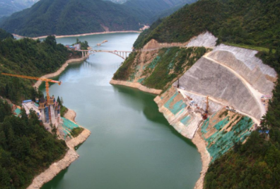 高空防墜器和鐵路工人一起在大山深處筑天路