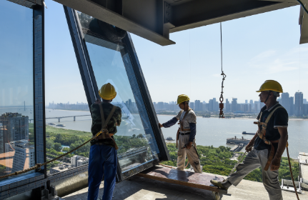 高空防墜器保障玻璃幕墻安裝工人的人身安危